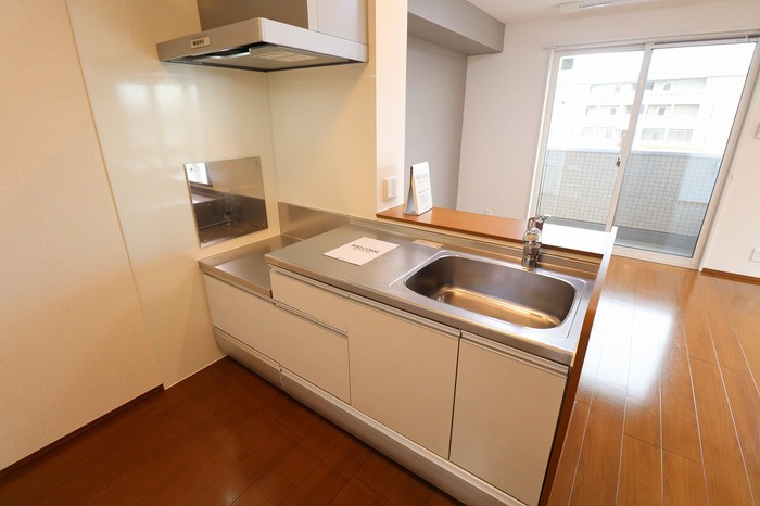 ラ・ペジブル Bのキッチン|カウンターキッチン（IH対応コンセント付き）