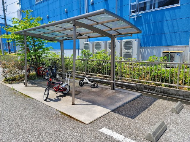 メゾン ド セゾンのその他共用部分|屋根付きの駐輪場です！