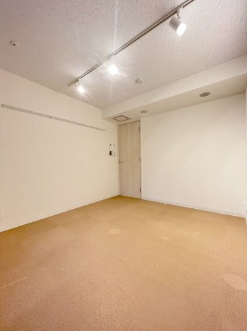 「防音マンション」ラシクラス中板橋の寝室|Bluetooth仕様のスピーカーも付いています。接続すればすぐにでも使用可能です。右上は24時間稼働の換気口です