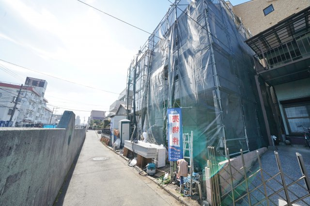 【保土ケ谷区岩間町２丁目105新築戸建てＢ棟】（保土ヶ谷小学校・岩崎中学校）の前面道路含む現地写真