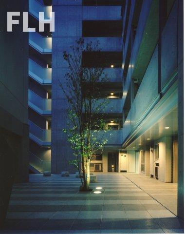 【ロビー】 | フローラル東葛西Ⅵ | 吹き抜けの中庭。お子様を遊ばせるのに十分なスペースです。