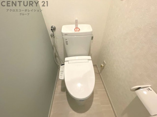 温水洗浄便座付トイレは温水洗浄機能により、暖かい水でおしりを洗浄することができ、冷たい水を使う従来の便座に比べ、温水洗浄機能で暖かいトイレを提供し、快適な使用を可能にします。