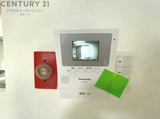 訪問者が来たときにテレビ画面で確認できるため、安心してドアを開けられます。録画機能があるものもあり、留守中に来訪者を記録しておくことができます。利便性が高く、セキュリティ面でも安心です。
