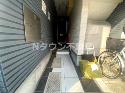 【エントランス】 | グランコンフォール米野I | 毎日通るエントランスはこのようになっています