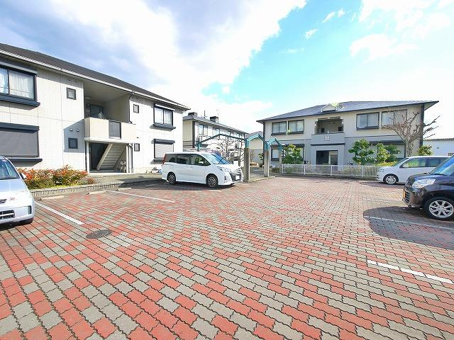 サンビレッジ天理Eの駐車場|駐車場があるので、車を買う予定の方も安心です