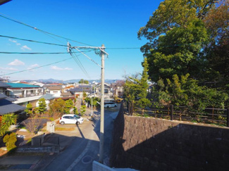 【展望】 | 【穏やかな街並みの眺望】
バルコニーから見える穏やかな街並み
爽やかな風と柔らかく降り注ぐ陽光を感じて頂けます。心地良い開放感が暮らしにゆとりと充足感をもたらします