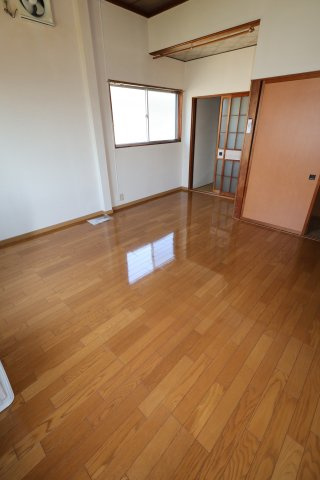 学校町高新貸家の居間・リビング