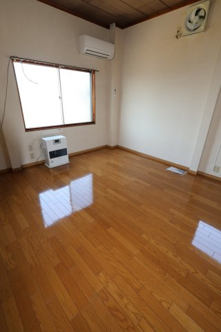 学校町高新貸家の居間・リビング