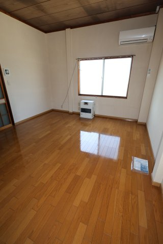 学校町高新貸家の居間・リビング