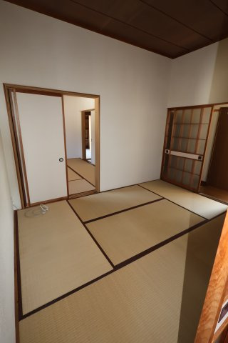 学校町高新貸家の和室
