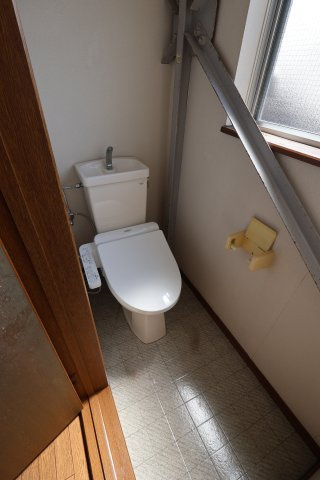 学校町高新貸家のトイレ