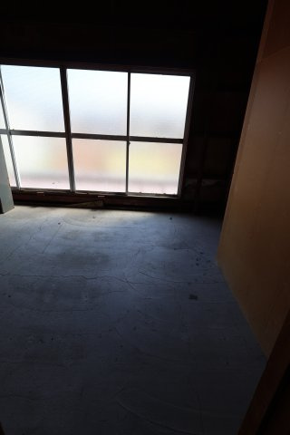 学校町高新貸家の居間・リビング