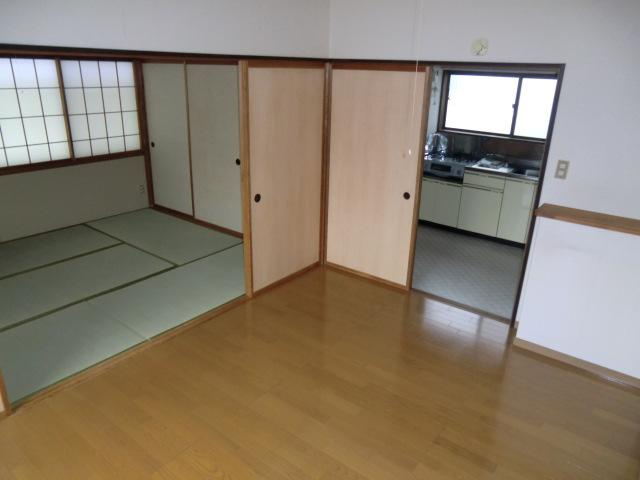 サンシンアパートの居間・リビング