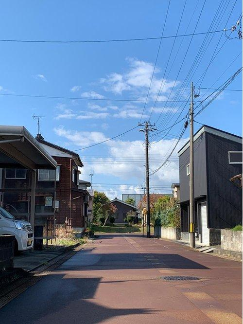 見附市南本町２丁目土地　【原信近く】の前面道路含む現地写真|前面道路