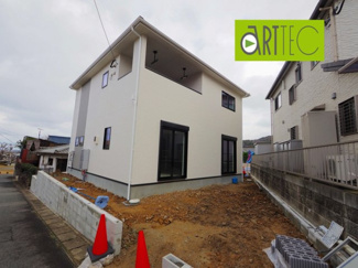 【外観】 | 【南庭】
南側にはお庭付きです。人工芝を引くのも良し、ガーデニングやウッドデッキなど自分らしい空間を作ることができます。
お子様が笑顔ではしゃぐかけがえのない時間を過ごしませんか