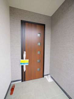 【エントランス】 | 【エントランス】
玄関ドアはお洒落な色を採用
日々の帰宅も今とは違う空間に