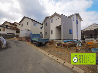 【前面道路含む現地写真】 | 【前面道路】
前面道路は毎日の駐車の出し入れで大事なポイントです！
車種によっても便利・不便がありますのでご確認ください♪