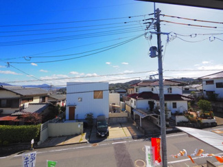 【展望】 | 【穏やかな街並みの眺望】
バルコニーから見える穏やかな街並み
爽やかな風と柔らかく降り注ぐ陽光を感じて頂けます。心地良い開放感が暮らしにゆとりと充足感をもたらします