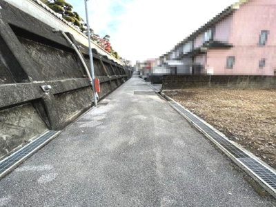 【前面道路含む現地写真】 | 高知市瀬戸東町1丁目　売り土地　39坪