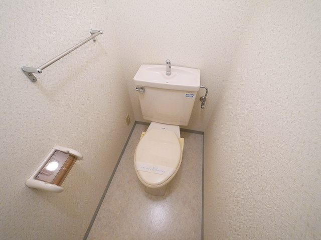 春日マンションのトイレ|落ち着いた色調のトイレです