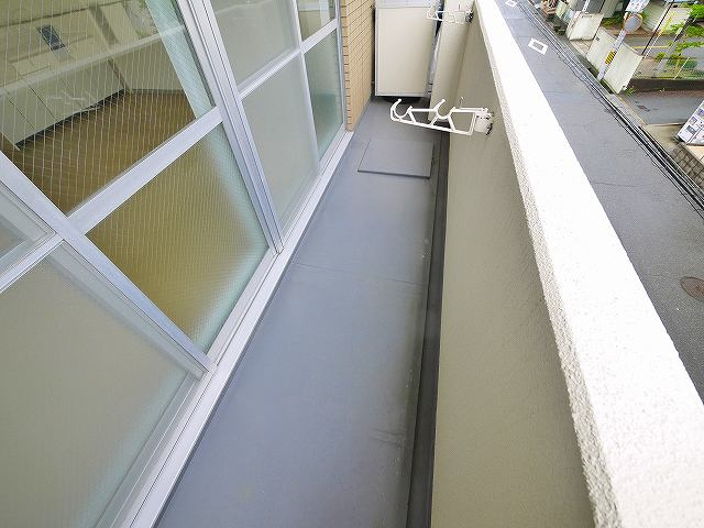 春日マンションのバルコニー|お洗濯にも便利なバルコニー付き