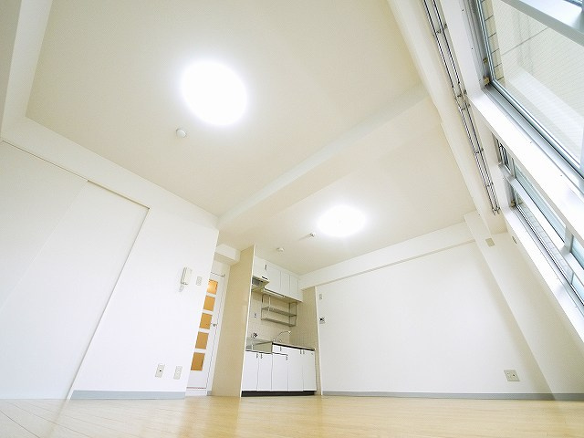 春日マンションのロビー|使いやすいリビングです