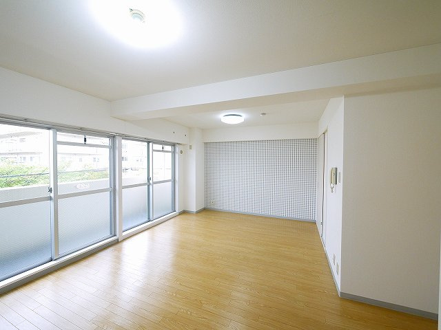 春日マンションの居間・リビング|使いやすい居間です