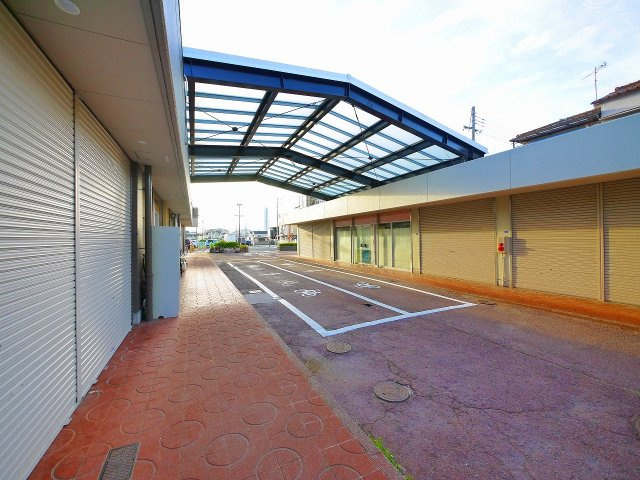 サンプラザ南京終のその他共用部分|ゆったりとした駐輪場です。