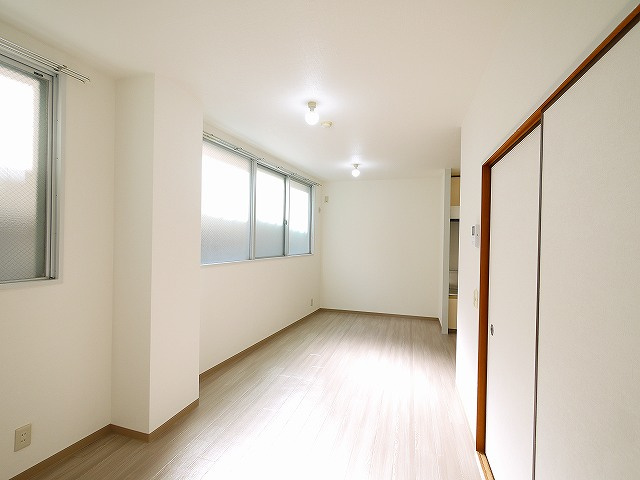 サンプラザ南京終の居間・リビング|使いやすいリビングです