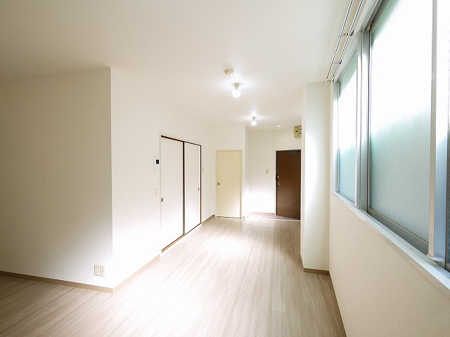 サンプラザ南京終の居間・リビング|使いやすいリビングです