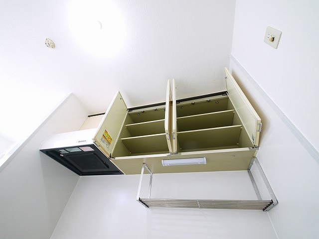 サンプラザ南京終のキッチン|キッチン上部には収納があります
