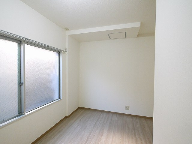 サンプラザ南京終の洋室|落ち着いた色調の洋室です