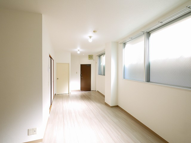 サンプラザ南京終の居間・リビング|使いやすいリビングです