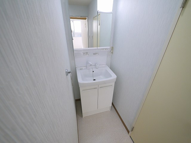 サンプラザ南京終の洗面所|独立洗面化粧台が付いています