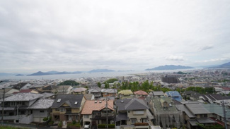 【展望】 | 【瀬戸内絶景】
瀬戸の島々を一望できる高台に建つ本物件。
こんな見晴らしの良いバルコニーで家族と伴にワイワイ過ごすなんて素敵です！
当然次の写真のNight Viewもヤバイです！