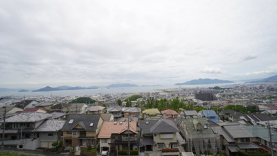 【展望】 | 【上質リノベ】フローレンス井口台アネックス | 【瀬戸内絶景】
瀬戸の島々を一望できる高台に建つ本物件。
こんな見晴らしの良いバルコニーで家族と伴にワイワイ過ごすなんて素敵です！
当然次の写真のNight Viewもヤバイです！