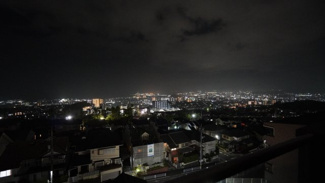 【展望】 | 【Night View】
物件からの夜の景色は、隠れ夜景スポットのよう。
お仕事から疲れて帰ってきて、この夜景を楽しめるのも
この立地ならでは。
もう少し早い時間のサンセット夜景もキレイかも。