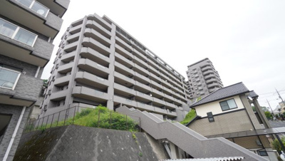 【外観】 | 【上質リノベ】フローレンス井口台アネックス | 【耐震性】
耐震性の高さを判断するポイントは、
建築確認申請日が1981年6月1日以降の
新耐震基準に適合しているかどうか。
震度６程度の大地震でも
建物が崩壊しないレベルが基準になりました。