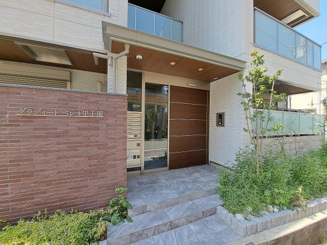 グラデイートベレオ甲子園のエントランス