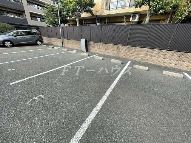 ルクレ津田沼の駐車場