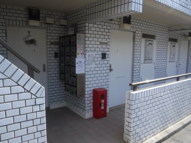 西山マンションのエントランス