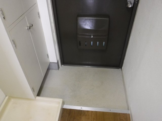 西山マンションの玄関