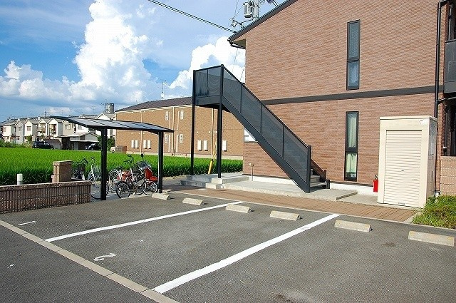 アムール野村Ⅰの駐車場|広々とした駐車場です。