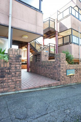 【エントランス】 | グローバルジョイ壱番館 | レンガつくりはインパクトあります！