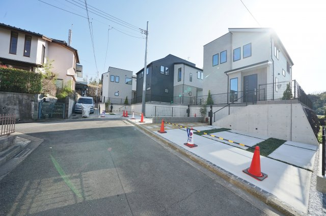 【保土ケ谷区境木町88-70新築戸建て３号棟】（初音ヶ丘小学校・橘中学校）の前面道路含む現地写真