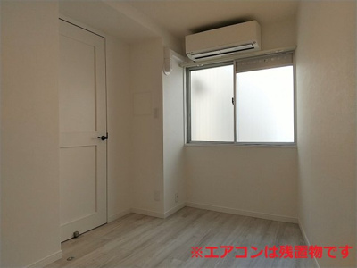 【洋室】 | ☆白を基調としたお部屋(エアコンは残置物です)☆
現契約の入居前写真です