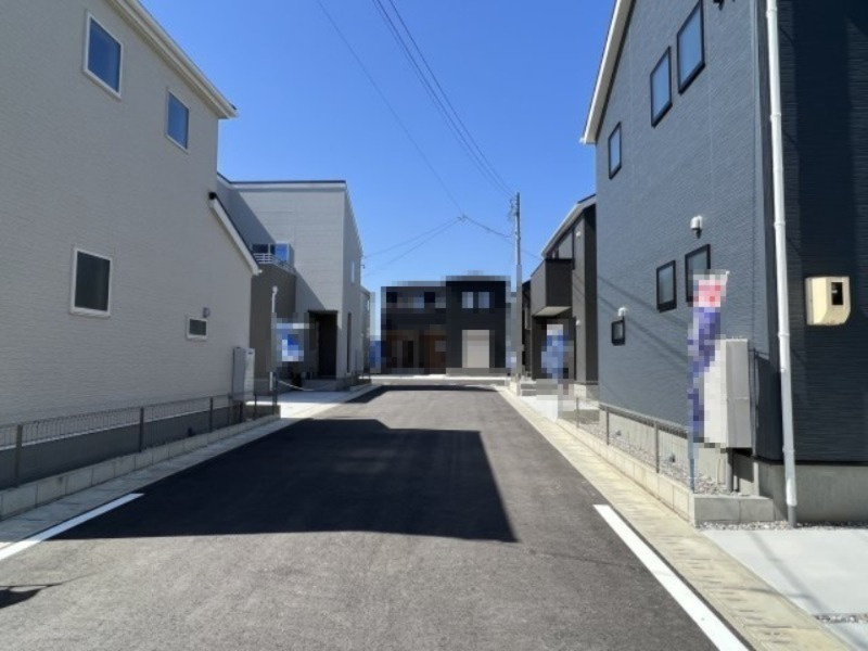 碧南市旭町新築戸建　6号棟の前面道路含む現地写真|碧南市旭町新築戸建前面道路写真です。中央側公道約6ｍ