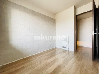 【洋室】 | プレミスト札幌ステーションアクシスアクアサイド | 【5帖：玄関側の洋室】