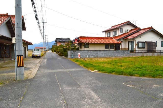 斐川町坂田　売土地の周辺|前面道路幅約4m。近隣には住宅があります。