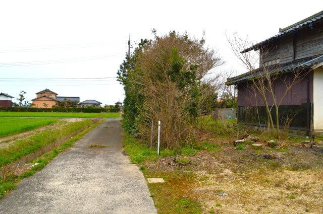 斐川町坂田　売土地の外観|北側は、通路と畑に面しています。